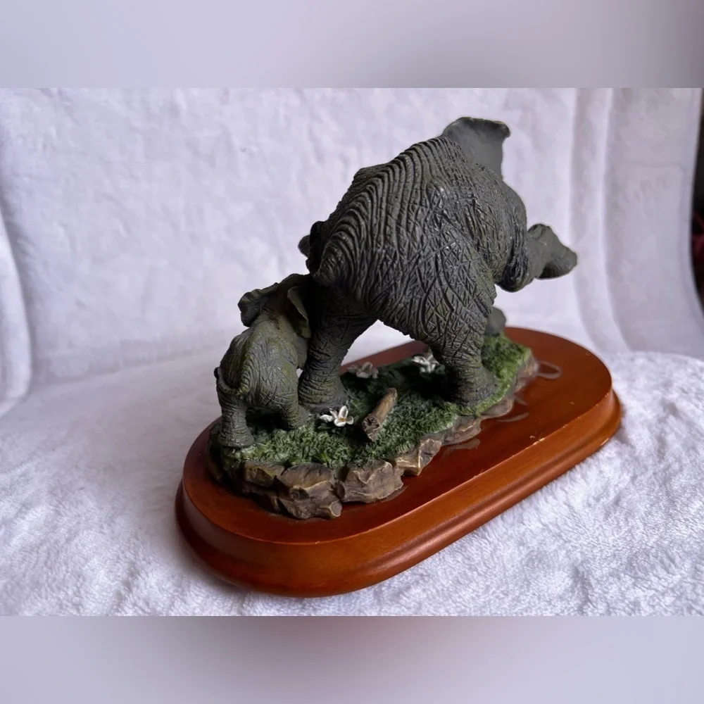 La Verona Collection Elephant With Baby Figurines Elephant babyelephant statue